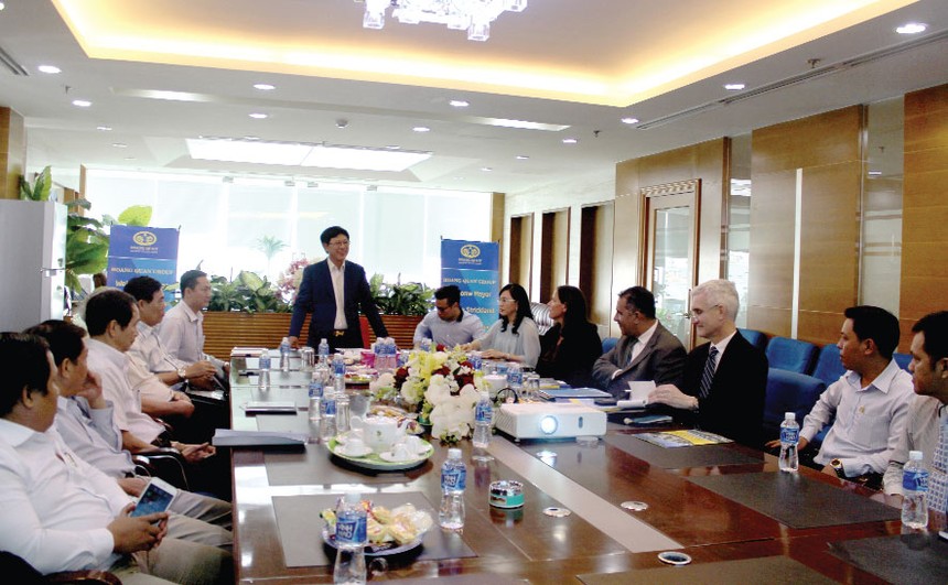 Chủ tịch HQC Trương Anh Tuấn (đứng) phát biểu trong một cuộc gặp gỡ nhà đầu tư