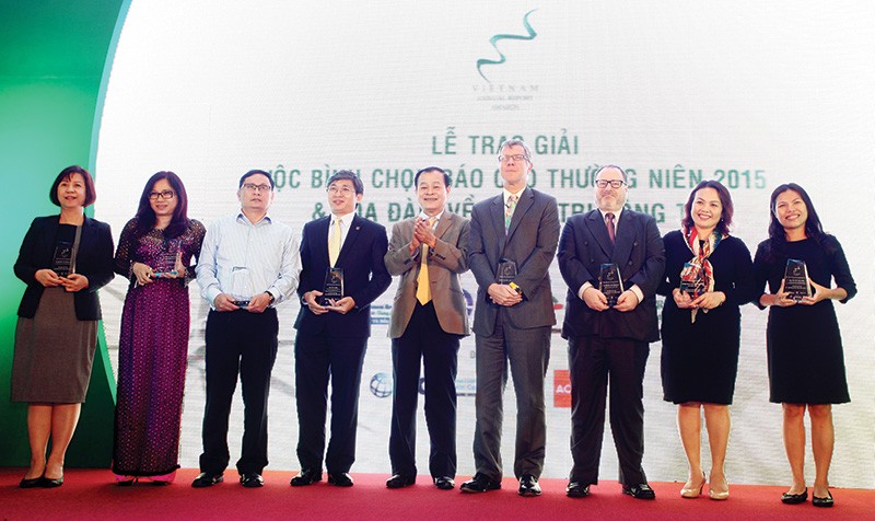 Chủ tịch HOSE Trần Đắc Sinh trao kỷ niệm chương cho đại diện HNX, IFC, ACCA, UBCK đã tham gia thực hiện Cuộc bình chọn 2015