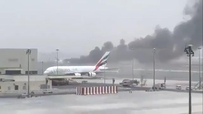 Khoảnh khắc máy bay phát nổ trên đường băng Dubai
