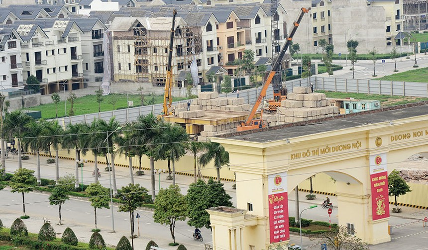 Nhiều khách hàng mua nhà liền kề, biệt thự tại Dự án Khu đô thị Dương Nội lo sợ lô đất mình đã mua bị chủ đầu tư thế chấp ngân hàng.  Ảnh: Dũng Minh