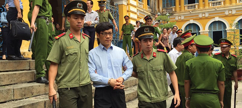 Dẫn giải bị cáo Phan Thành Mai rời tòa