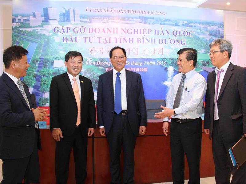 Ông Trần Thanh Liêm, Chủ tịch UBND tỉnh Bình Dương (thứ 2 từ trái qua), trao đổi cùng ông Park Noh Wan, Tổng lãnh sự Hàn Quốc tại TP. Hồ Chí Minh ((thứ 3 từ trái qua) và các doanh nghiệp Hàn Quốc đầu tư tại Bình Dương