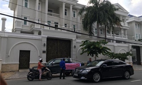 Công ty Gia Hân treo băng rôn đòi nợ trước biệt thự của vợ chồng ca sĩ Thu Minh tại quận 2 (TP HCM).