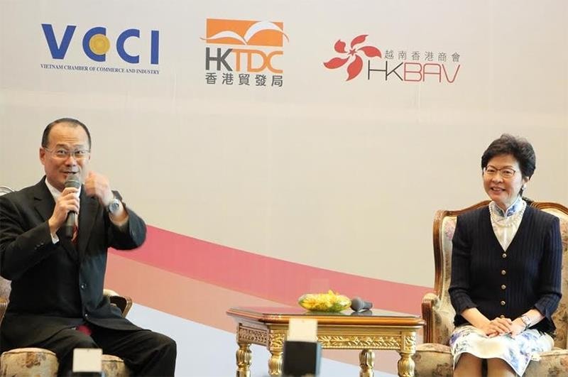 Ông Jonathan Choi và bà Carrie Lam giới thiệu các thế mạnh của Hồng Kông cho các nhà đầu tư Việt Nam. Ảnh: Gia Huy
