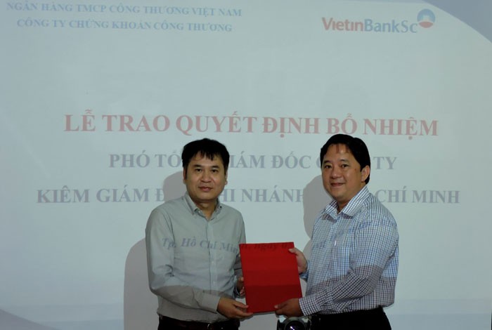 Ông Hạ Quang Vũ - Chủ tịch HĐQT VietinBankSc (bên trái) trao quyết định cho ông Thái Hoàng Long
