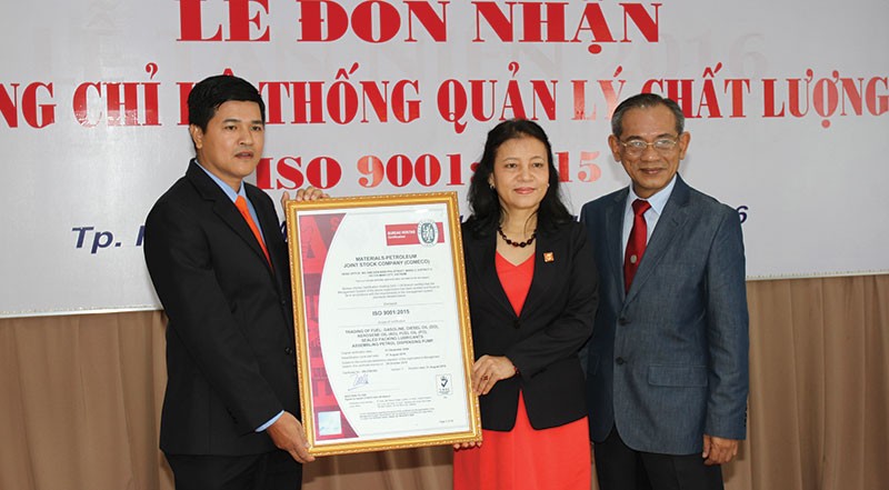 Bà Trương Đức Hạnh, Chủ tịch HĐQT Comeco 
và ông Lê Tấn Thương, Tổng giám đốc Công ty (bên trái) nhận Chứng chỉ ISO 9001:2015
từ đại diện BVC.