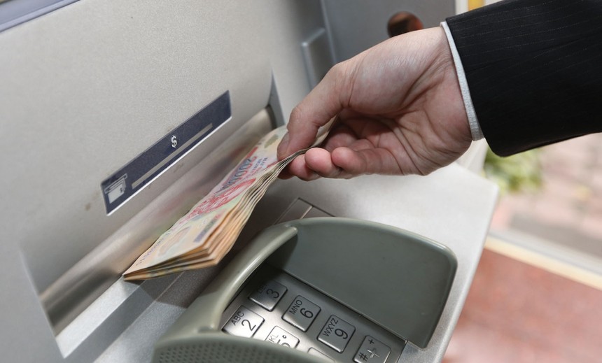 Khi để xảy ra gian lận thẻ, ngân hàng phát hành thẻ sẽ chịu thiệt hại