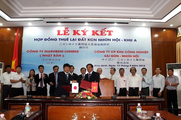 Đại diện Công ty Marubeni Lumber và Công ty cổ phần KCN Sài Gòn - Nhơn Hội ký kết hợp đồng thuê lại đất KCN Nhơn Hội.