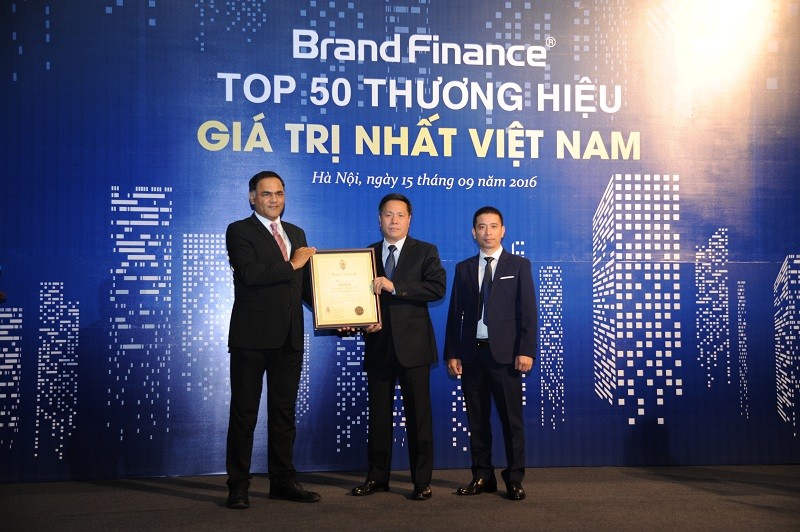 Ông Tô Dũng Thái,Tổng Giám đốc VinaPhone nhận chứng nhận Thương hiệu giá trị nhất Việt Nam 2016