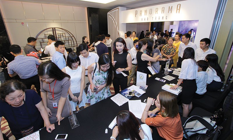 Khách hàng đăng ký mua condotel tại lễ giới thiệu dự án Panorama Nha Trang