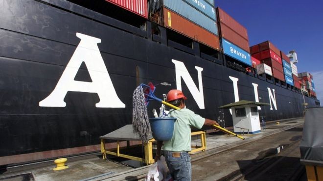 Nhiều container hàng hóa của các doanh nghiệp Việt đang bị “mắc kẹt” trên các con tàu của Hanjin Shipping 