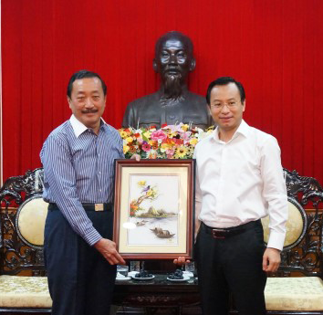 Bí thư Thành uỷ Đà Nẵng Nguyễn Xuân Anh (phải) trao quà lưu niệm cho Chủ tịch Tập đoàn Berjaya Vincent Tan.