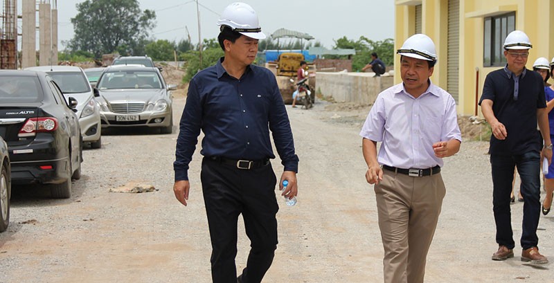 Tổng giám đốc Trần Túc Mã (thứ hai từ phải qua) giới thiệu Dự án nhà máy sản xuất dược Việt Nam  (dự kiến đi vào hoạt động năm 2017) với ông Nguyễn Đức Chi, Chủ tịch HĐTV SCIC