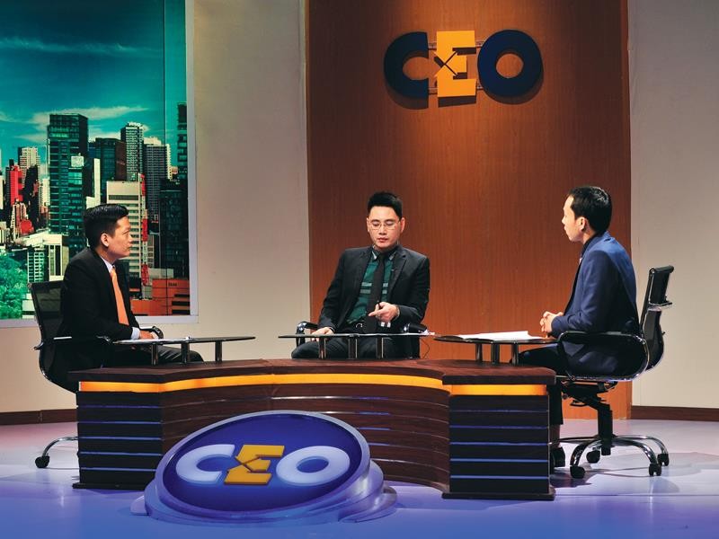Ông Ngô Bàng Long (ngồi giữa) trong vai trò CEO của tình huống này