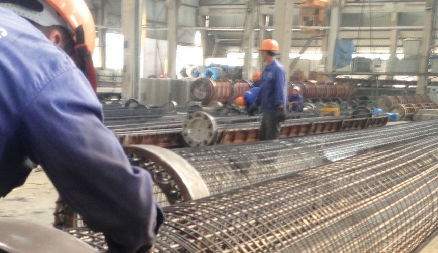 Các công nhân Nhà máy Sản xuất bê tông Phan Vũ Hải Dương đang sản xuất bê tông dự ứng lực. Ảnh: Việt Dương