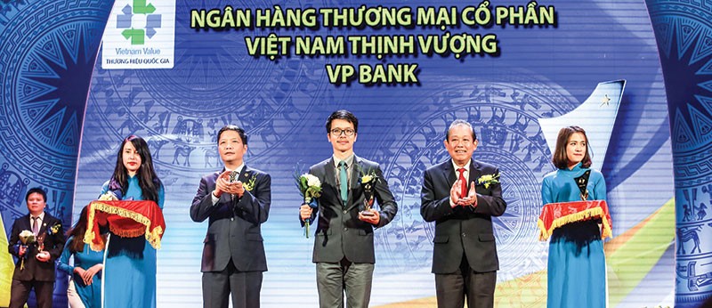 Đại diện VPBank (đứng giữa) nhận Biểu trưng Thương hiệu Quốc gia