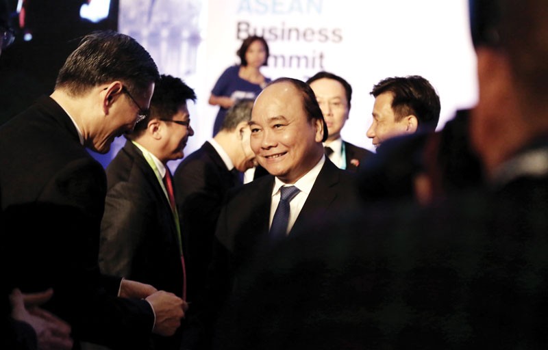 Thủ tướng Nguyễn Xuân Phúc trò chuyện với các đại biểu bên hành lang Hội nghị thượng đỉnh kinh doanh ASEAN 2016