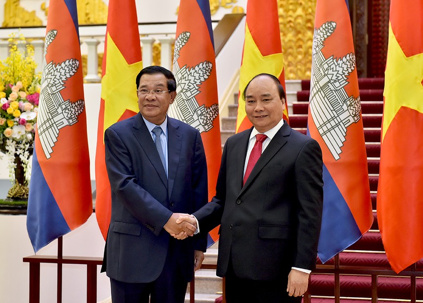 Thủ tướng Nguyễn Xuân Phúc và Thủ tướng Campuchia Hun Sen (Ảnh: Quang Hiếu/VGP)