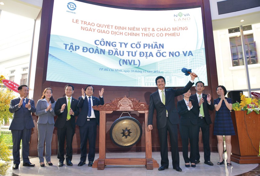 Chủ tịch HĐQT Novaland Bùi Thành Nhơn thực hiện nghi thức đánh cồng trong phiên giao dịch đầu tiên cổ phiếu NVL