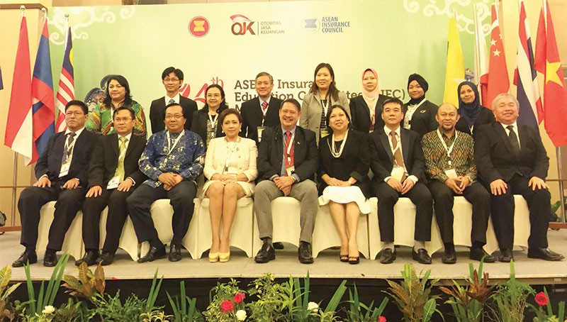 Ông Ngô Trung Dũng (thứ ba bên phải), Phó tổng thư ký phụ trách Hiệp hội Bảo hiểm Việt Nam tham dự Hội nghị bảo hiểm ASEAN từ ngày 21 - 25/11/2016