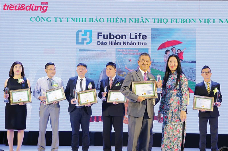 Ông Clement-Tang, Phó tổng giám đốc Fubon Life Việt Nam, đại diện Công ty nhận giải thưởng Tin & Dùng 2016