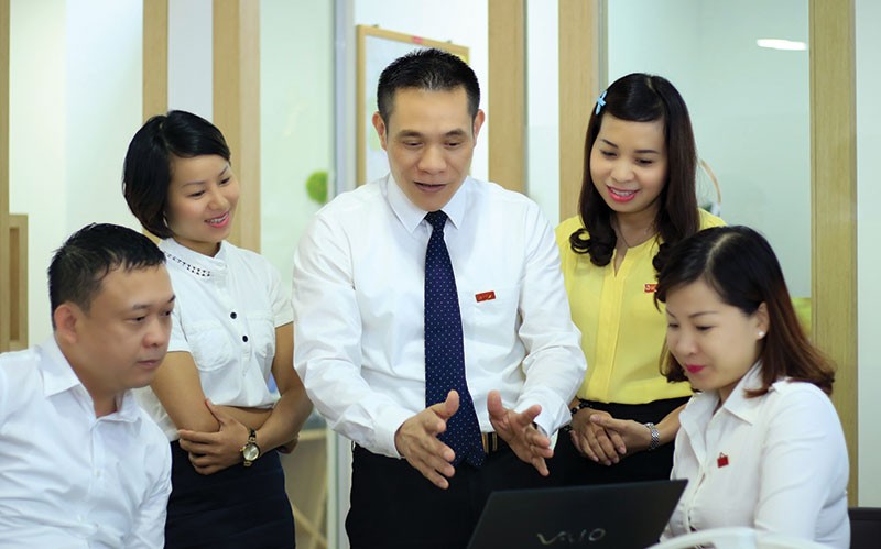 Nguyễn Đức Toản (giữa) - Giám đốc Văn phòng Tổng đại lý AIA NEXT Hà Nội cho rằng, nếu đã quyết định theo nghề bảo hiểm, đừng nghĩ đến thu nhập trong 3 năm đầu