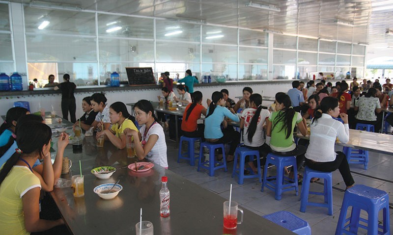 Để bảo vệ quyền lợi, người lao động cần hiểu rõ pháp luật về lao động.
Trong ảnh: Công nhân ăn trưa trong bếp ăn tập thể tại khu công nghiệp thuộc tỉnh Sóc Trăng