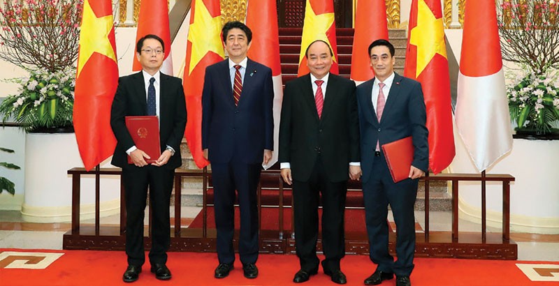 Thủ tướng Nguyễn Xuân Phúc và Thủ tướng Nhật Bản Shinzo Abe chứng kiến lễ ký kết 