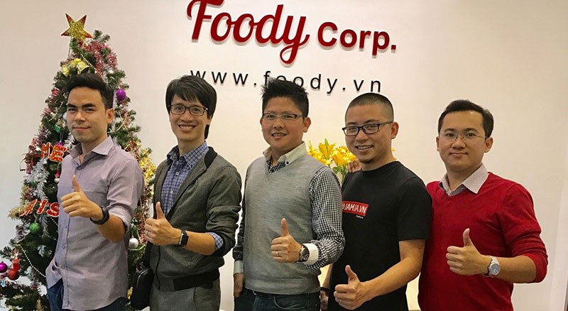 Ông Nguyễn Mạnh Dũng (đứng giữa) gặp gỡ đại diện một số dự án startup tại trụ sở chi nhánh Foody Hà Nội (Foody.vn - ứng dụng tìm kiếm, đánh giá địa điểm ăn uống, du lịch, giải trí Việt Nam)