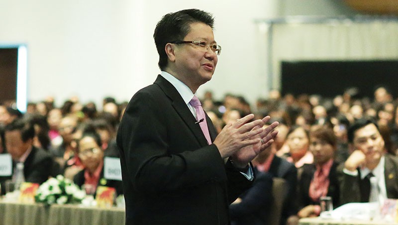 Ông Lâm Hải Tuấn trao đổi với đội ngũ kinh doanh trong chương trình “Khởi động hoạt động kinh doanh” hàng năm