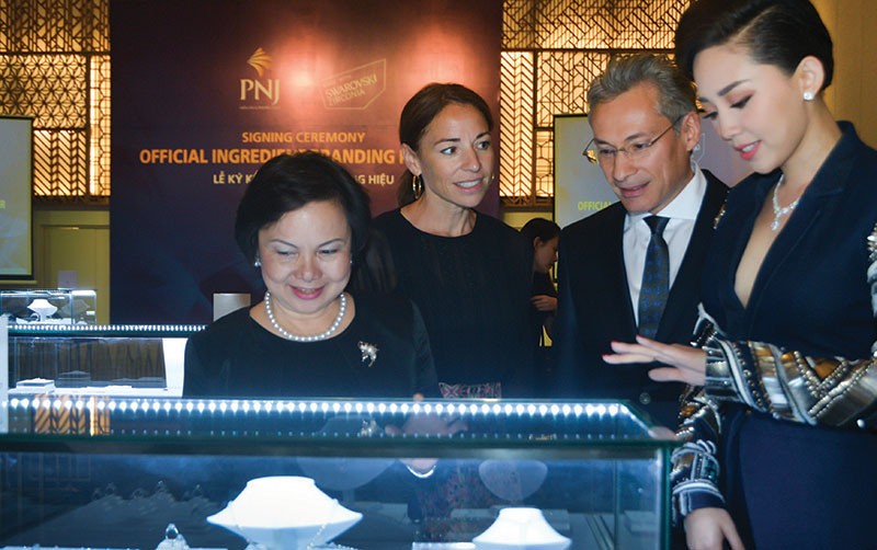 Chủ tịch PNJ Cao Thị Ngọc Dung giới thiệu sản phẩm của Công ty với đối tác nước ngoài