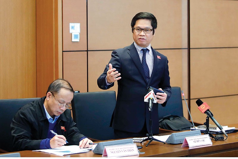 Ông Vũ Tiến Lộc phát biểu ý kiến trong một buổi thảo luận tại tổ, kỳ họp thứ hai Quốc hội khóa XIV 