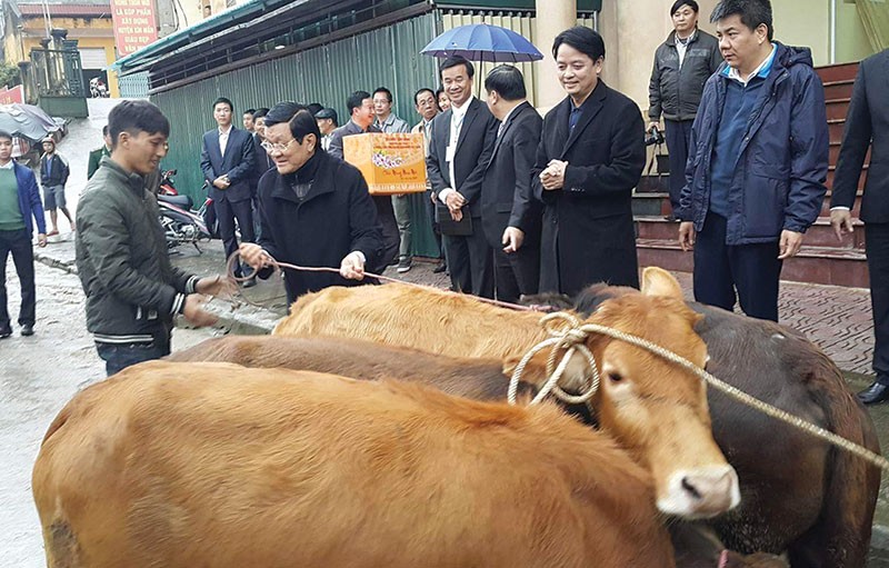 Nhiều năm nay, mỗi dịp Tết đến Xuân về, LienVietPostBank lại mang quần áo ấm, chăn màn và trao tặng bò cho người nghèo huyện Xín Mần, Hà Giang. Chương trình năm nay có sự đồng hành của nguyên Chủ tịch nước Trương Tấn Sang. 