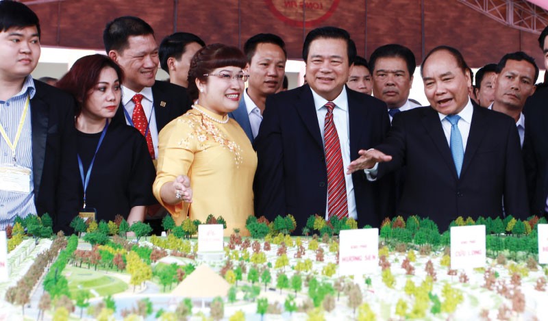 Thủ tướng Nguyễn Xuân Phúc thăm quan Dự án Làng Sen Việt Nam - dự án tiên phong áp dụng tiêu chuẩn xanh quốc tế của Công ty Phúc Khang