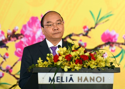 Gửi lời chúc Tết tới các vị đại diện Đoàn Ngoại giao, Thủ tướng nói: “Chúng tôi chào đón tất cả các bạn đến với Việt Nam trong năm APEC-2017”. Ảnh: VGP/Quang Hiếu