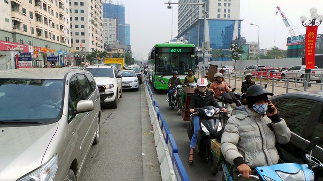 Dù đã có dải phân cách cứng, buýt nhanh tại Hà Nội vẫn chưa thể "một mình một đường" (ảnh: Tiến Nguyên).