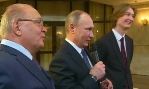 Tổng thống Putin hát cùng sinh viên ở Moscow
