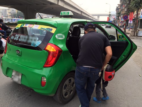 Nhiều taxi Hà Nội ngày sát Tết "chê" khách đi cuốc gần để ưu tiên khách về quê, di chuyển xa. Ảnh: Thanh Lan.
