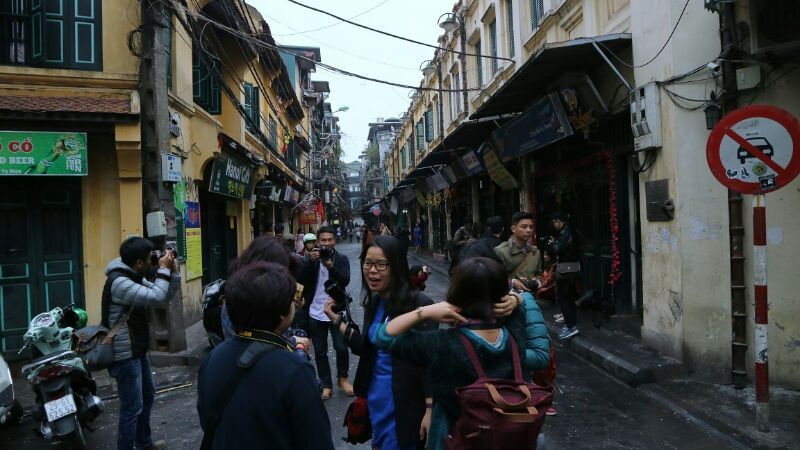 Không biết từ khi nào phố Tạ Hiện trở thành điểm đến đầu tiên ngày đầu năm của cánh đam mê chụp ảnh, selfie