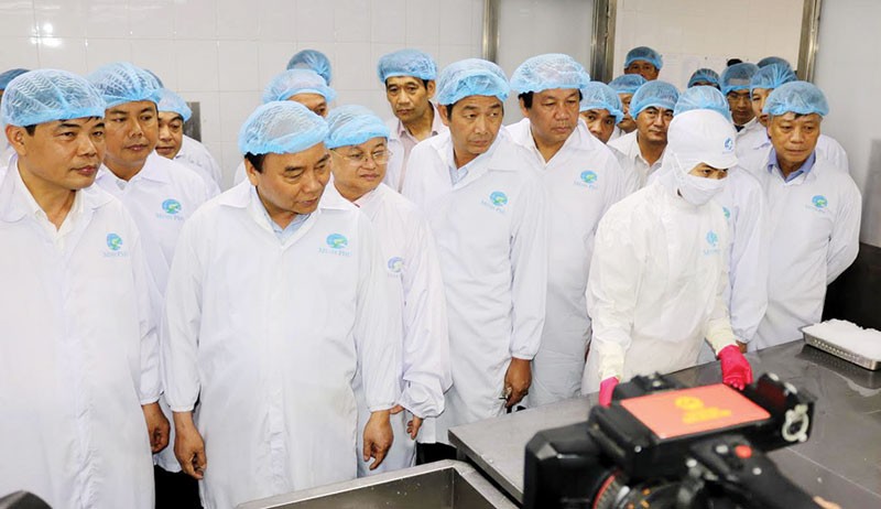 Thủ tướng Chính phủ Nguyễn Xuân Phúc đến thăm nhà máy chế biến tôm của CTCP Tập đoàn Thủy sản Minh Phú

