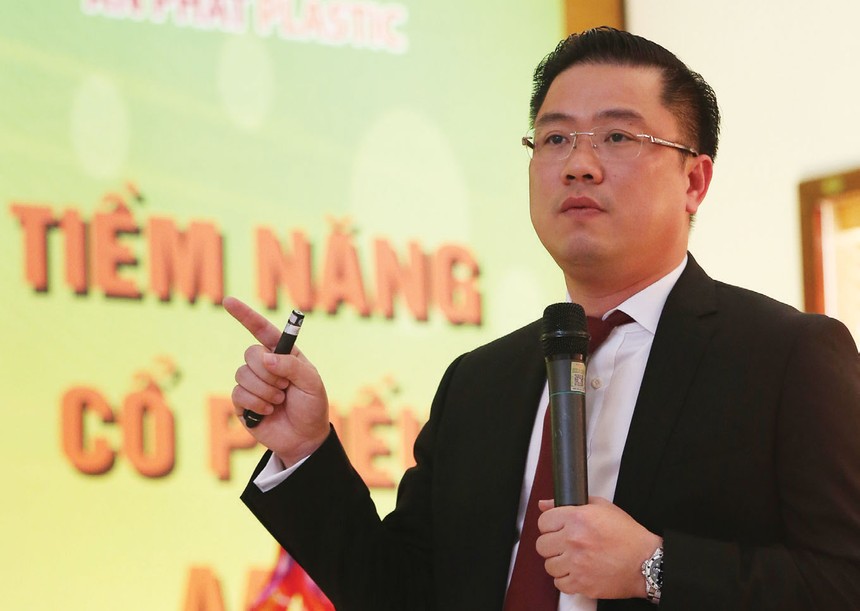 Chủ tịch Phạm Ánh Dương chia sẻ với các cổ đông kế hoạch phát triển AAA tại Đại hội đồng cổ đông ngày 18/2/2017