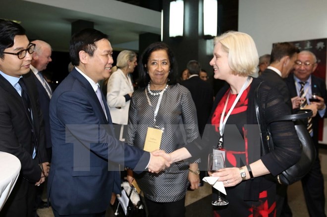 Phó Thủ tướng Vương Đình Huệ gặp gỡ lãnh đạo các tập đoàn đa quốc gia hàng đầu châu Á. Ảnh: Thanh Vũ/TTXVN