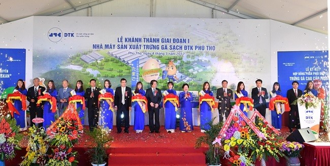 Lãnh đạo Vietcombank tại buổi khánh thành giai đoạn I Nhà máy sản xuất trứng gà sạch ĐTK Phú Thọ. Vietcombank đã tài trợ 600 tỷ đồng vốn cho dự án này.