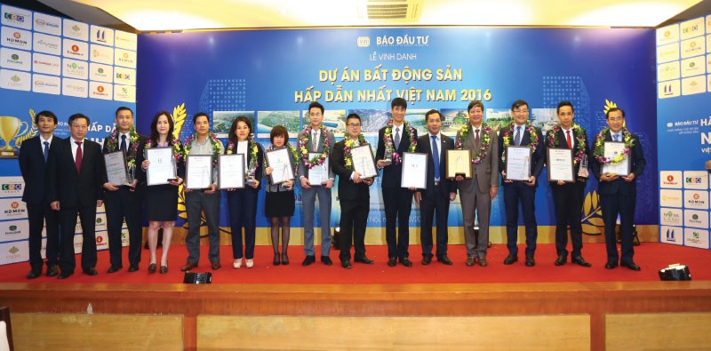 Ban Biên tập Báo Đầu tư cùng lãnh đạo Hiệp hội Bất động sản Việt Nam vinh danh các dự án bất động sản được độc giả của Báo bình chọn tốt nhất