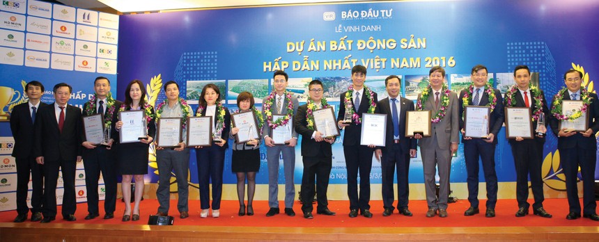 Ông Trần Ngọc Quang và lãnh đạo Báo Đầu tư trao giải thưởng cho các chủ đầu tư tại Lễ vinh danh 