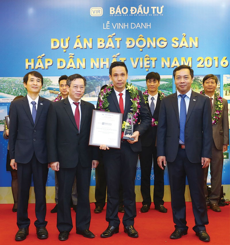 Ông Trịnh Hoài Đức, Giám đốc Phát triển kinh doanh Thảo Điền Investment nhận Cup vinh danh và bằng chứng nhận cho Dự án Masteri Thảo Điền