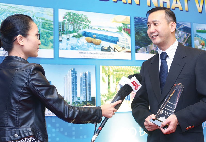 Ông Chow Chee Fan trao đổi với báo chí bên lề Lễ vinh danh