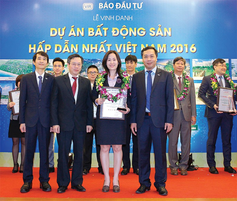 Bà Hoàng Thị Anh Thư - Phó Tổng giám đốc GP.Invest nhận Cup và bằng chứng nhận “Dự án bất động sản hấp dẫn nhất năm 2016" cho Dự án 
Tràng An Complex