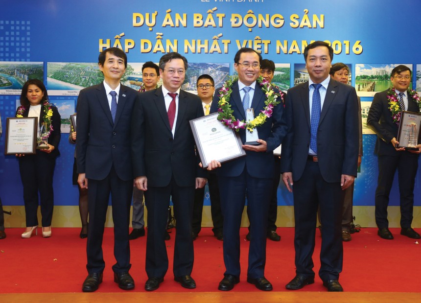 Ông Phùng Chu Cường nhận giải thưởng “Dự án bất động sản hấp dẫn nhất 2016” cho Dự án Dragon City
