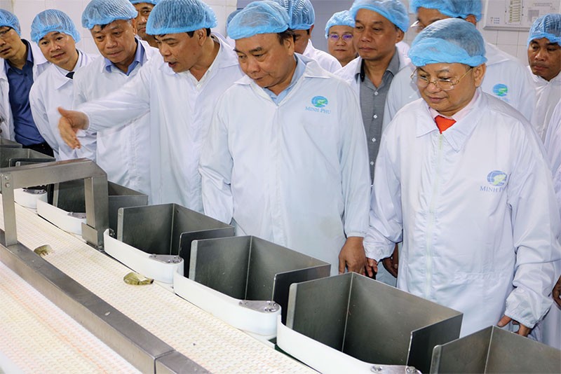 Thủ tướng Chính phủ Nguyễn Xuân Phúc thăm nhà máy chế biến tôm của Tập đoàn Minh Phú
